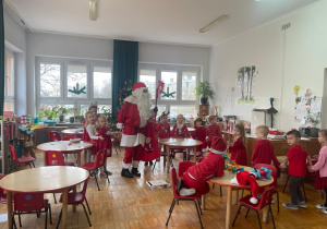 Mikołaj bierze dzieci z sali i tworzy korowód