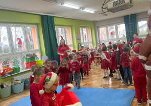 przedszkolaki idą wężykiem po sali