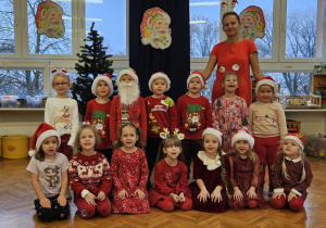 zdjęcie grupowe przedszkolaków z grupy VI z nauczycielką