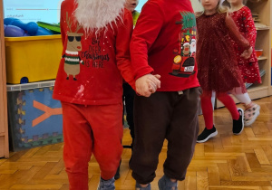 dzieci bawią się w zaprzęgi Mikołaja