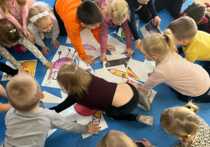 przedszkolaki szukają właściwych puzzli