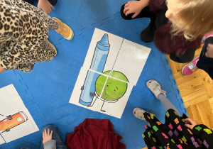 dzieci przy puzzlach z niebieską kredką