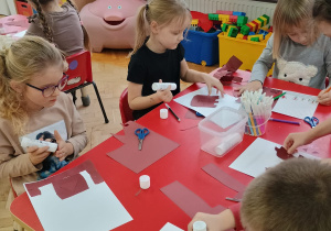 przedszkolaki podczas wykonywania pracy plastycznej - brązowy zamek