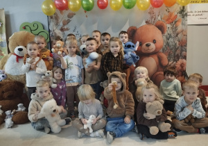 zdjęcie grupowe z misiami dzieci z grupy IV