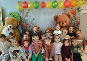 zdjęcie grupowe z misiami dzieci z grupy VIII