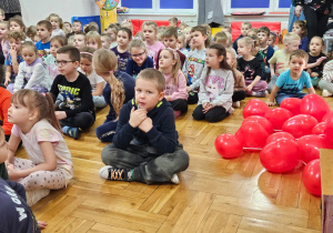 przedszkolaki na spotkaniu z panią psycholog panią Kasią