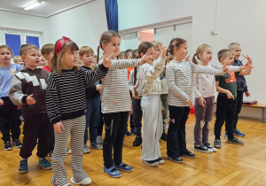 przedszkolaki na spotkaniu z panią psycholog panią Kasią
