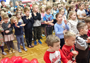 przedszkolaki na spotkaniu z panią psycholog panią Kasią