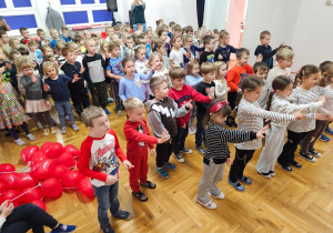przedszkolaki na spotkaniu z panią psycholog panią Kasią
