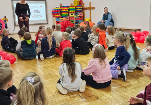 przedszkolaki na spotkaniu z panią psycholog panią Kasią
