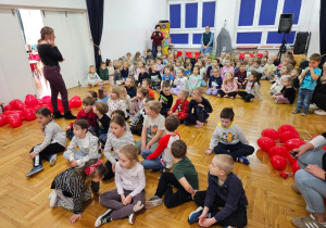 przedszkolaki na spotkaniu z panią psycholog panią Kasią
