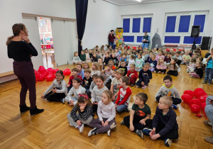 przedszkolaki na spotkaniu z panią psycholog panią Kasią