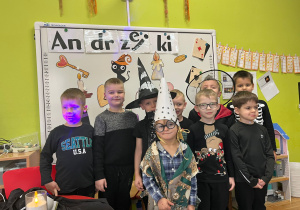 chłopcy w kostiumah czarodziejów