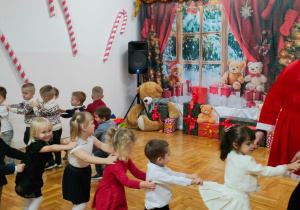 przedszkolaki bawią się panią Mikołajkową ustawione w pociąg