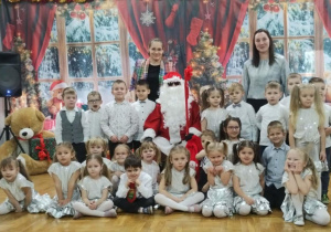 zdjęcie grupowe z Mikołajem i nauczycielkami dzieci z grupy I