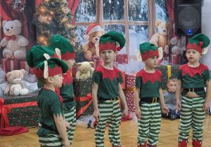 chłopcy przebrani za skrzaty stoją w półkolu