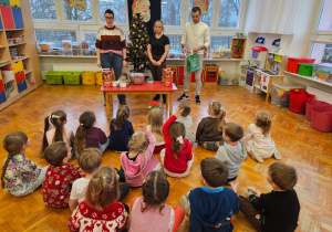 dzieci słuchają objaśnień rodziców