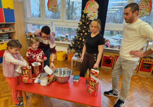 dziewczynki wyciągają z opakowania masy piernikowej foremki
