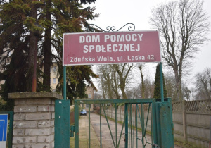 tabliczka informacyjna z napisem Dom Pomocy Społecznejw Zduńskiej woli i sdresem