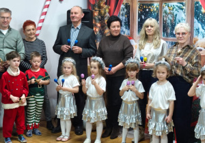 dziadkowie i babcie z wnukami podczas gry na instrumentach