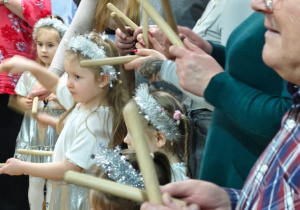 dziadkowie i babcie z wnukami podczas gry na instrumentach