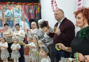 dziadkowie i babcie z wnukami podczas gry na instrumentach