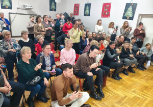 babcie i dziadkowie oglądają występ swoich wnuków
