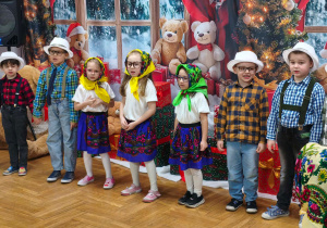 dzieci przebrane z a babcie i dziadków podczas występu