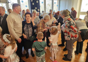 przedszkolaki podczas składania życzeń