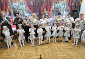 dziadkowie i babcie z wnukami podczas gry na instrumentach