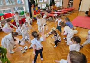 przedszkolaki podzieleni na dwie drużyny rzucają kulkami w siebie