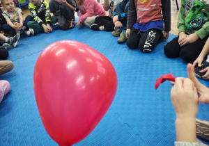 nauczycielka pokazuje dzieciom napompowany balon