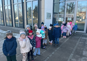 przedszkolaki przed Ratuszem