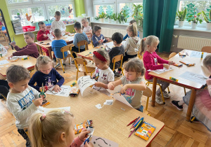 dzieci wycinają elementy Necia
