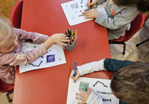 przedszkolaki kolorują swojego Necia