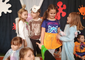 dziewczynki w kostiumach balowych