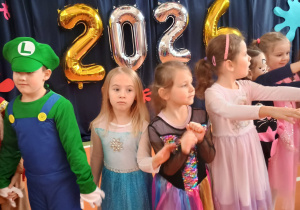 dzieci na balu