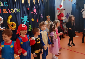 dzieci na balu