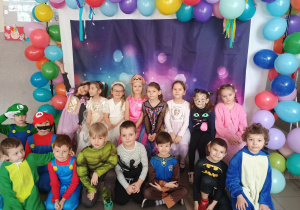 zdjęcie grupowe na tle z balonami