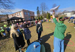 nauczycielki otrzymują zadania na kartkach dla swoich grup