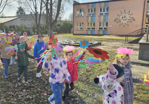 przedszkolaki w korowodzie po ogrodzie przedszkolnym