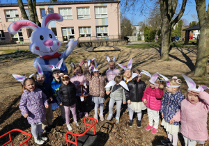 przedszkolaki z grupy VI z Zającem Wielkanocnym i znalezionym koszykiem ze słodyczami