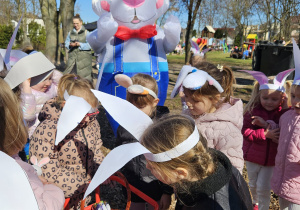 dziewczynki z grupy VI znajdują koszyczek na karuzeli w ogrodzie
