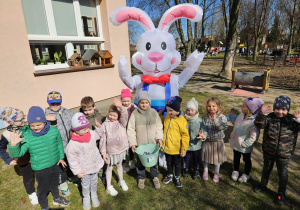 przedszkolaki z grupy I z Zającem Wielkanocnym i znalezionym koszykiem ze słodyczami