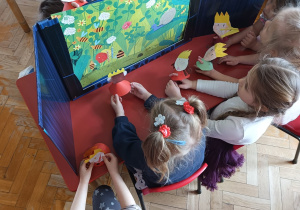 prezentacje przedszkolaków w teatrzyku własnoręcznie wykonanymi lalkami