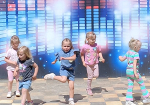 dziewczynki tańczą na scenie