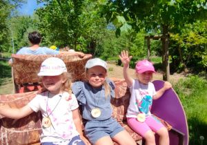 dziewczynki siedzą w wagoniku