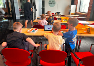 dzieci na zajęciach z robotyki
