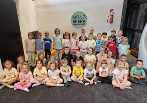 zdjęcie grupowe w sali zabaw