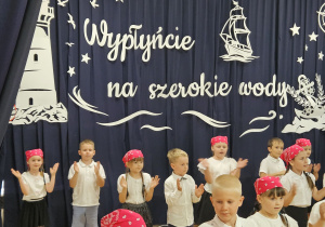 dzieci śpiewająa piosenkę klaszcząc w dłonie